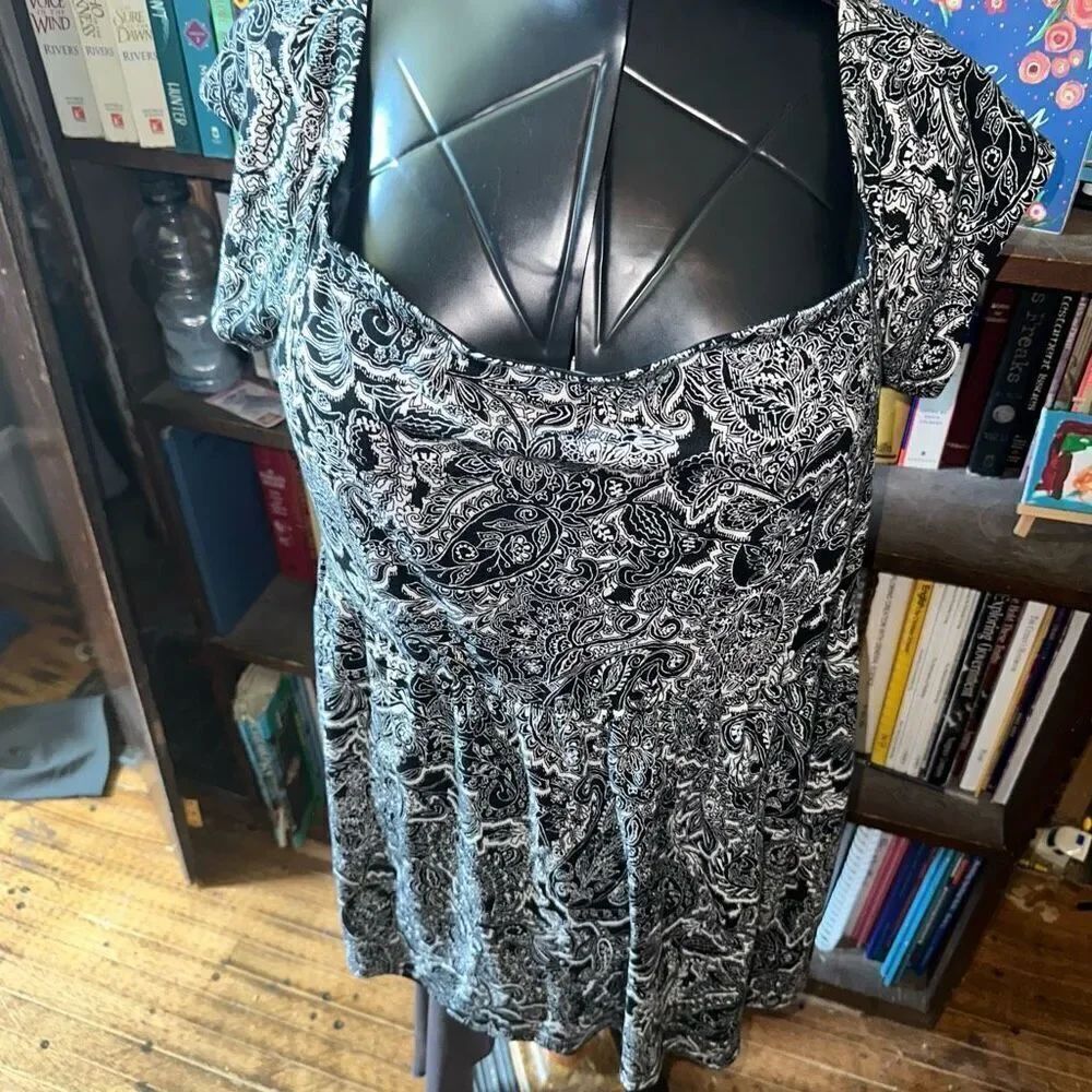 Torrid black & white Parisian floral paisley 3x babydoll top
